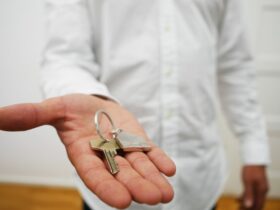 Mano sujetando llave de casa