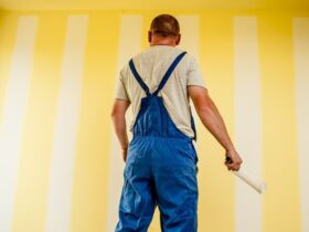 Pintor delante de pared