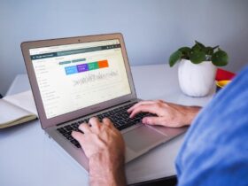 Portatil con estadisticas de google console