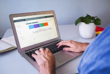 Portatil con estadisticas de google console