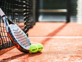 Pala y bolas de padel