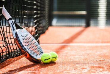 Pala y bolas de padel