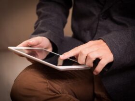 manos usando tablet