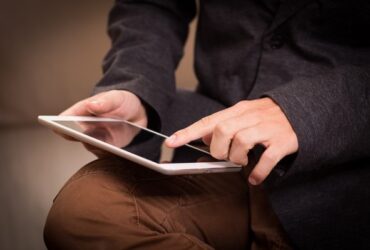 manos usando tablet