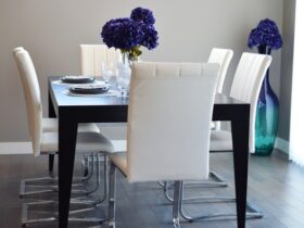Mesa de interior con flores moradas