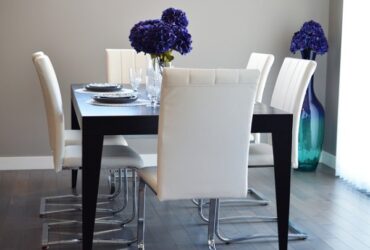 Mesa de interior con flores moradas