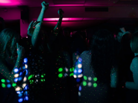 Discoteca con gente bailando
