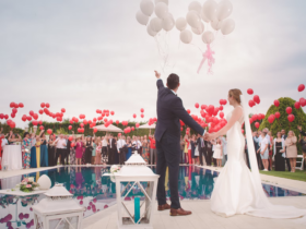 Novios en boda soltando globos