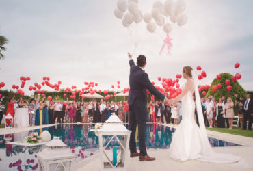 Novios en boda soltando globos