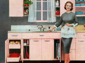 mujer elegante parada en su cocina