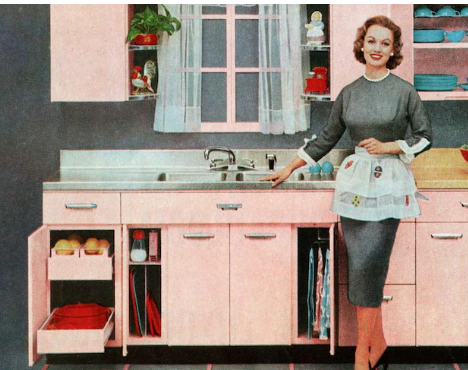 mujer elegante parada en su cocina