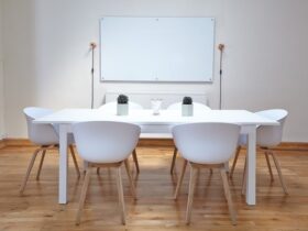 Mesa blanca con sillas sobre suelo de madera