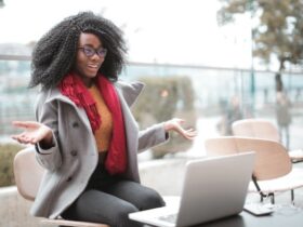 Mujer con portatil sorprendida