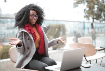 Mujer con portatil sorprendida
