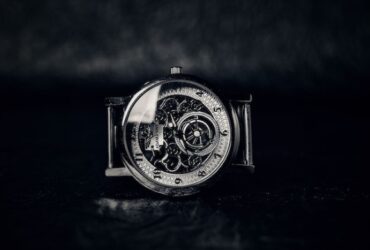 Reloj plateado elegante