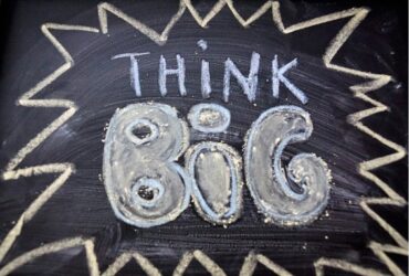 Think big escrito en pizarra