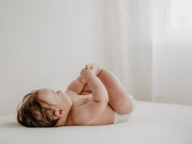 Bebe tumbado en cama