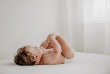 Bebe tumbado en cama