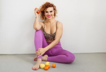 Mar Planas sentada en el suelo con fruta