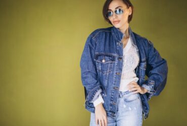 Chica vestida con ropa de mezclilla