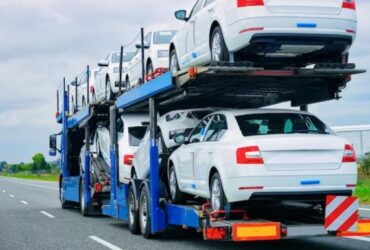 Camión transportando coches