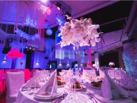Decoración de banquete de boda nocturno