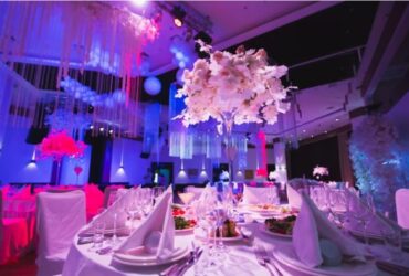 Decoración de banquete de boda nocturno