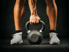 Hombre usando pesa Kettlebell