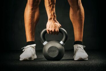 Hombre usando pesa Kettlebell