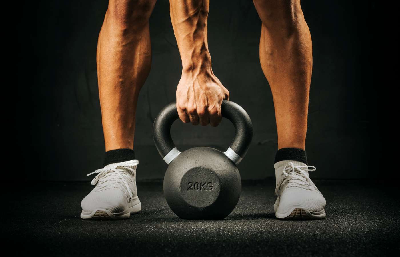 Hombre usando pesa Kettlebell