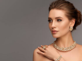 Chica elegante con bisuteria