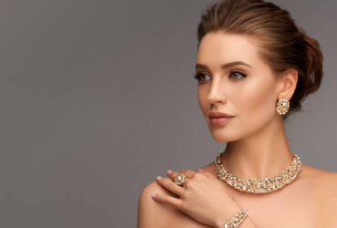 Chica elegante con bisuteria
