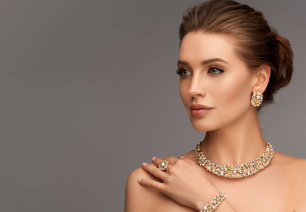 Chica elegante con bisuteria